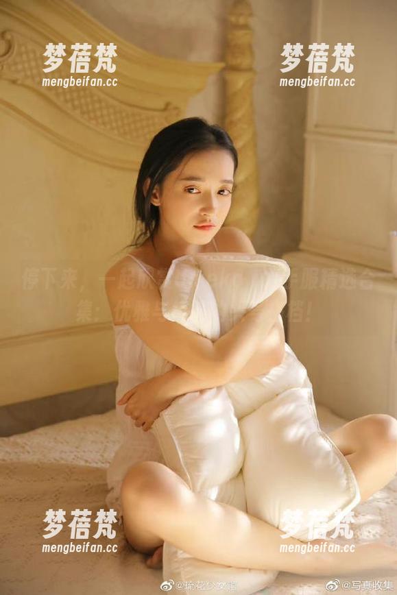 停下来，一起欣赏Umeko J水手服精选合集：优雅与搞笑的头号搭档！